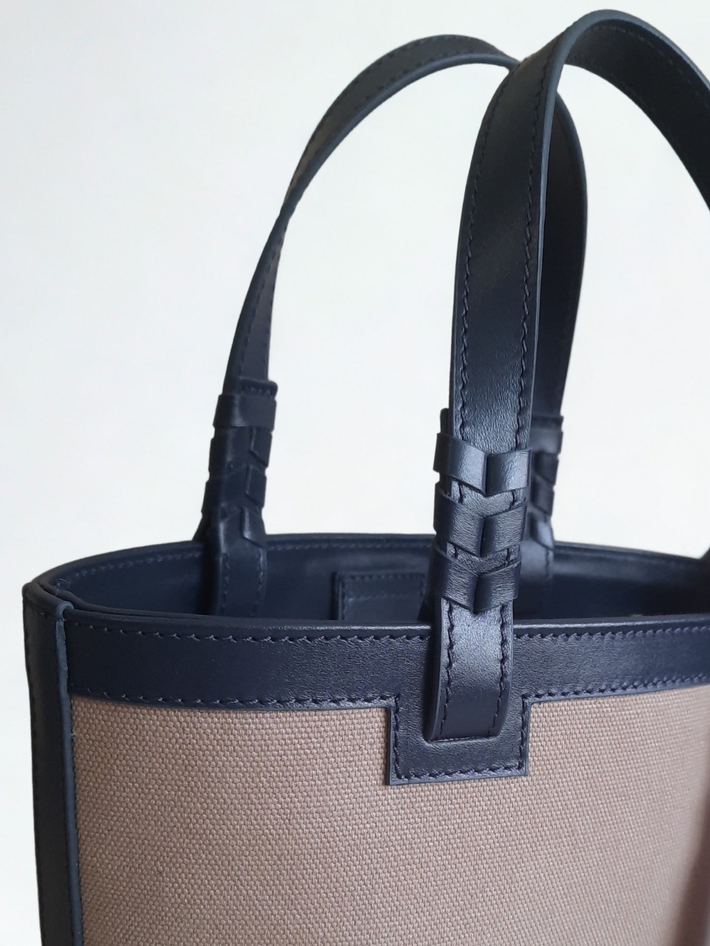 Bonita: Island, Bonita in Santorini