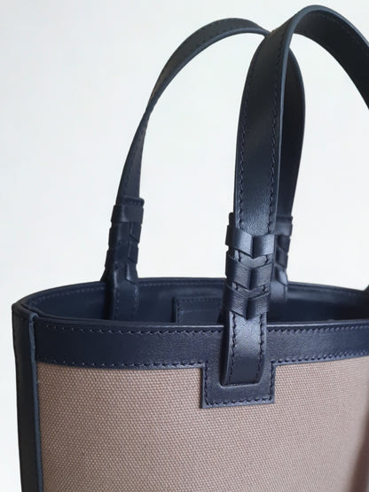 Bonita: Island, Bonita in Santorini