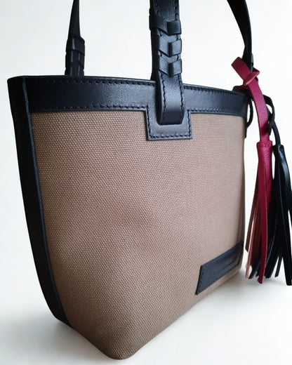 Bonita: Island, Bonita in Santorini