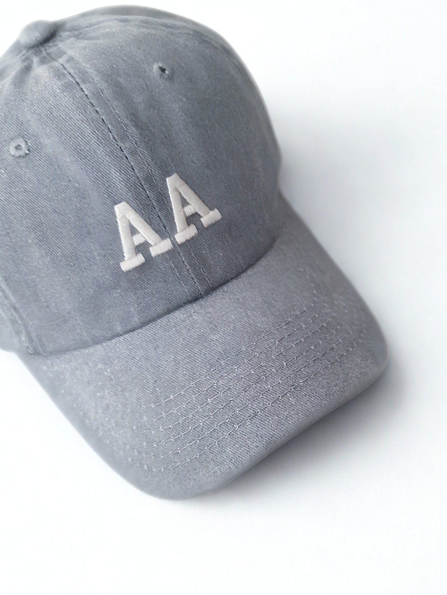 𝐂𝐎𝐋𝐋𝐄𝐆𝐄, 2 Karakter ile Kişiselleştirilebilir Nakışlı Şapka