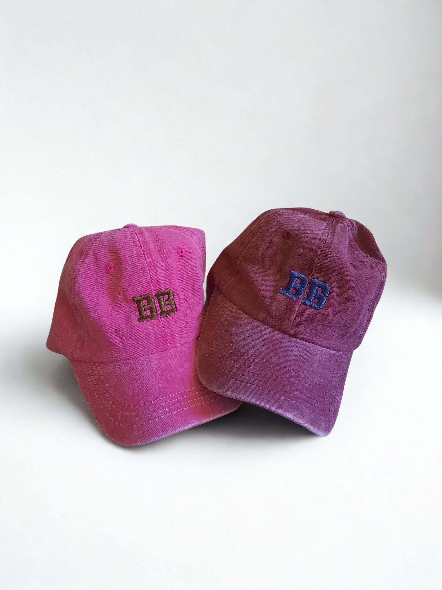 𝐂𝐎𝐋𝐋𝐄𝐆𝐄, 2 Karakter ile Kişiselleştirilebilir Nakışlı Şapka